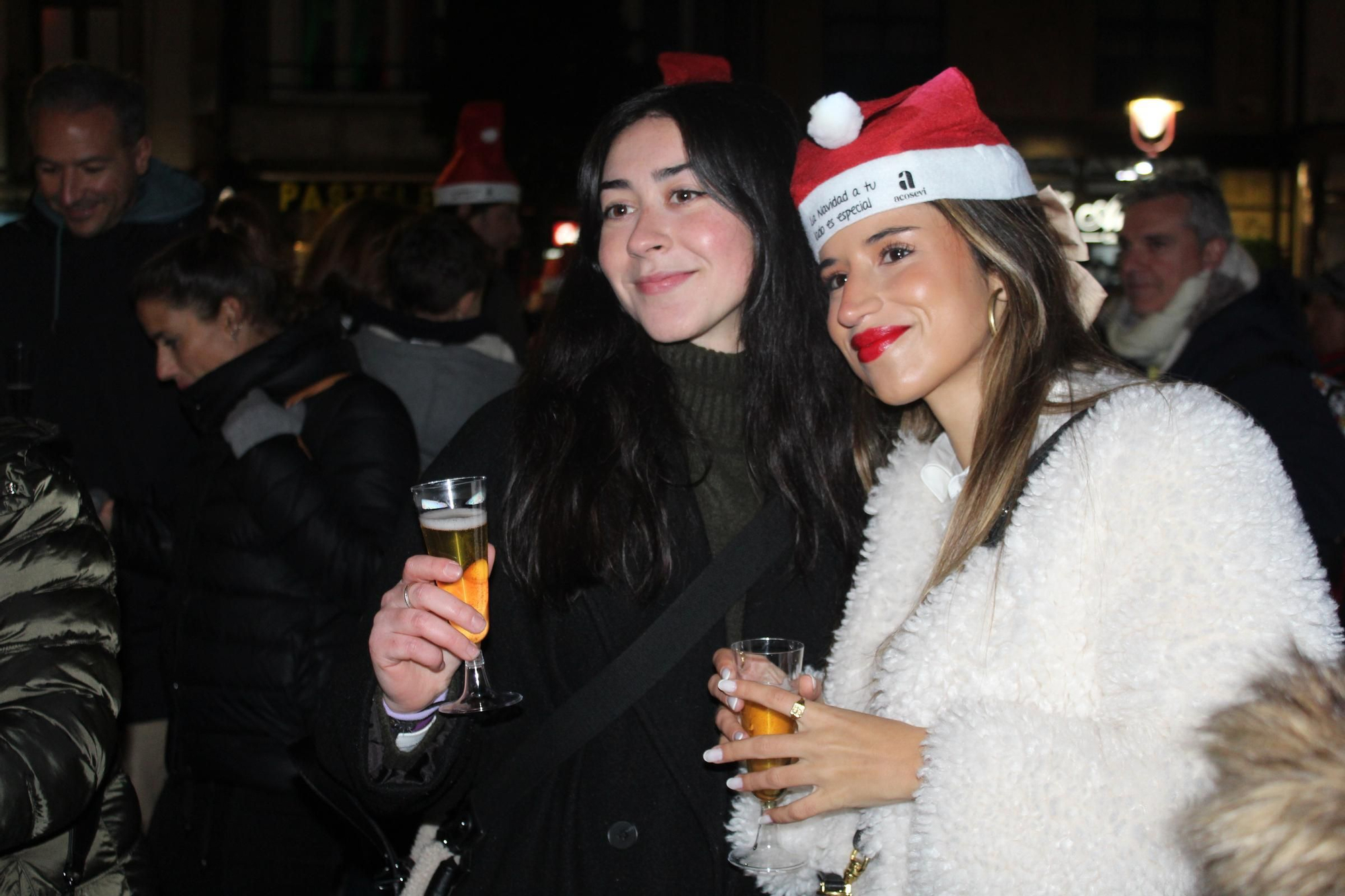 Villaviciosa 'descorcha' la Navidad con un brindis multitudinario