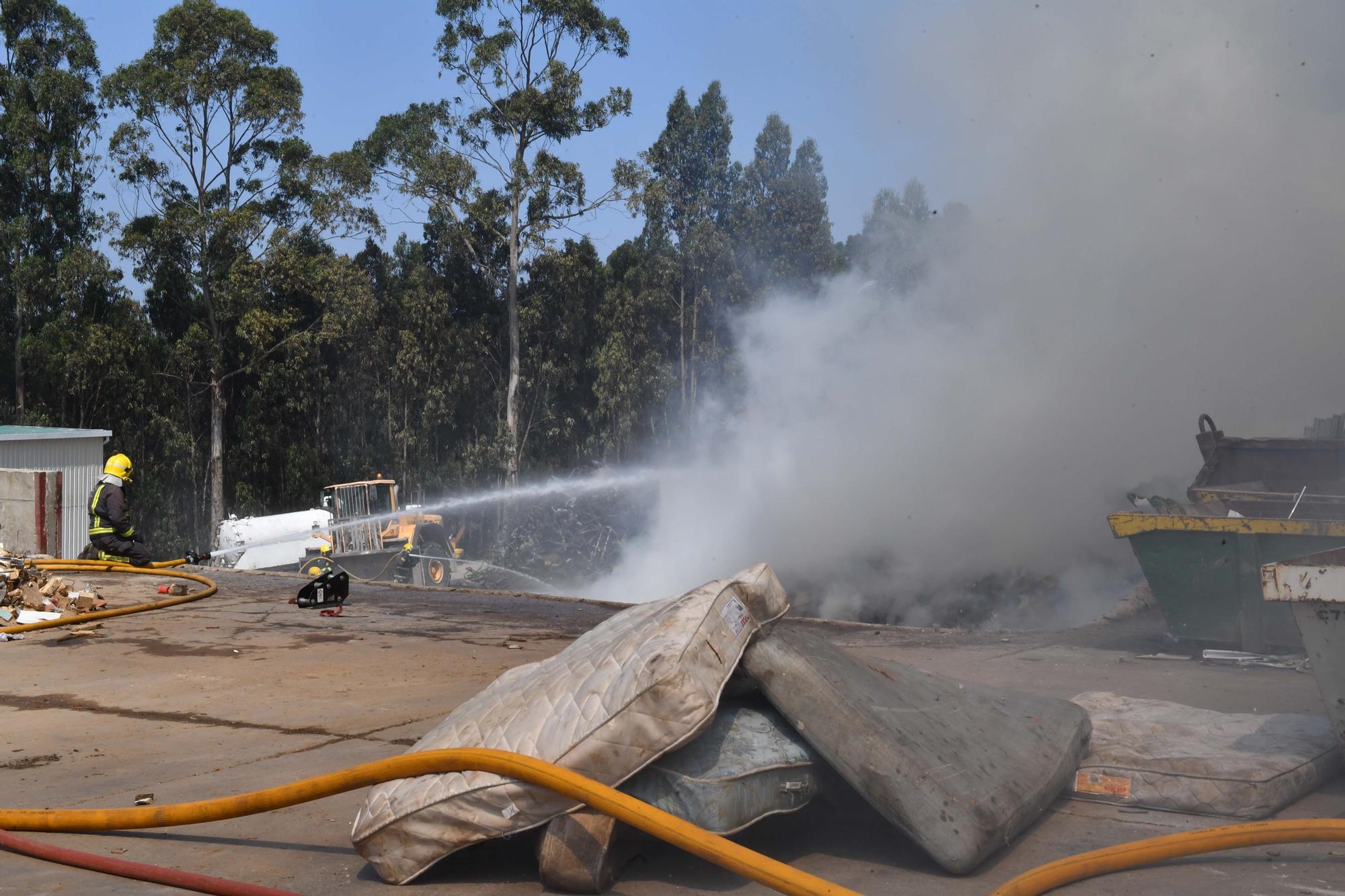 Incendio en la planta de reciclaje de Gestán en Santa Icía, en Morás