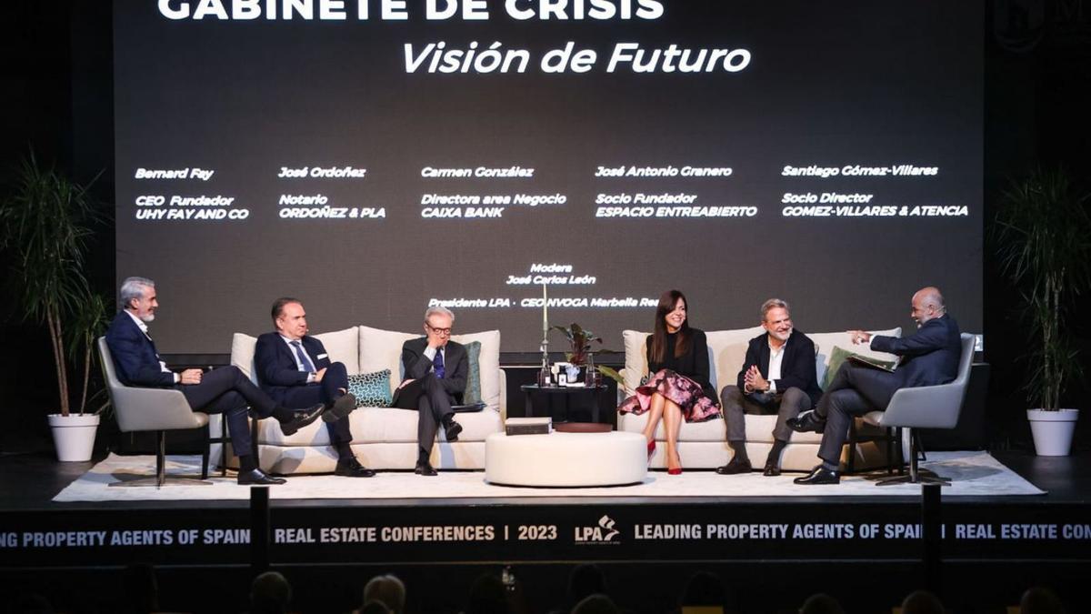 Profesionales vinculados con el sector del urbanismo, ayer, durante un foro especializado.