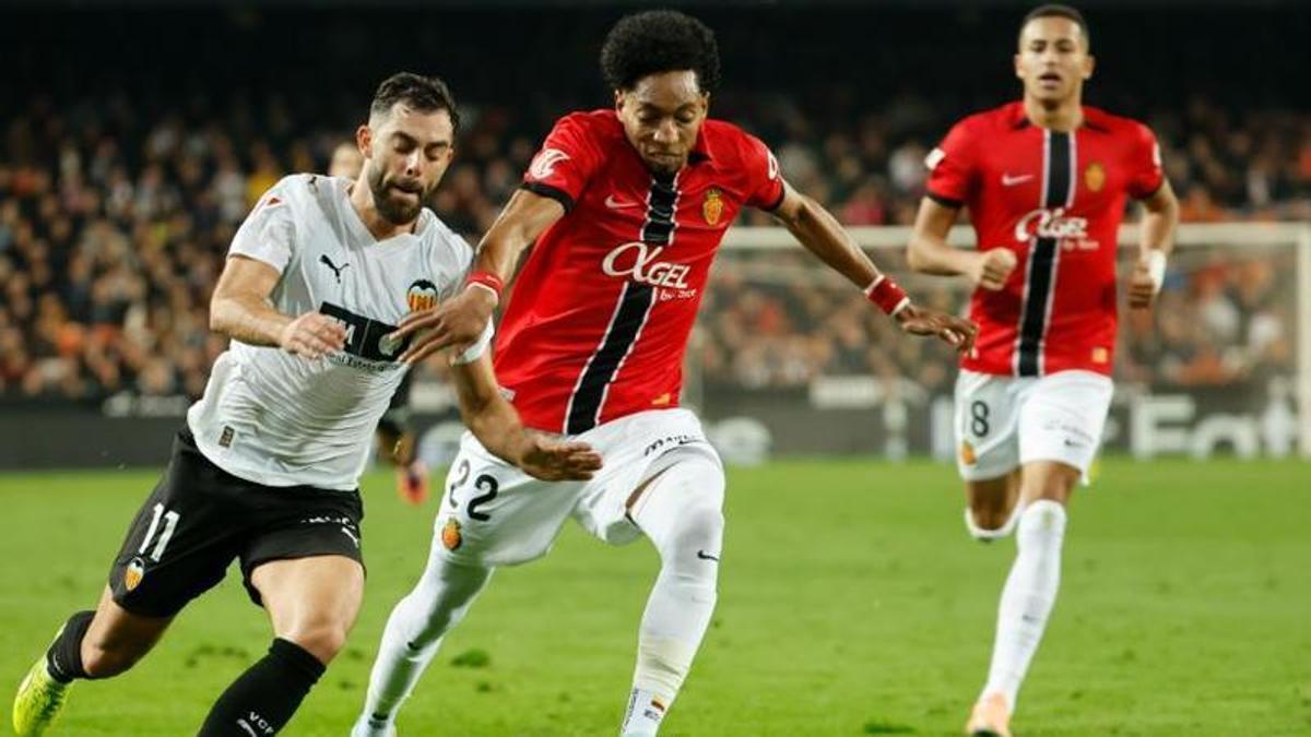 Mojica trata de frenar a Rioja durante el partido de ayer en Mestalla.