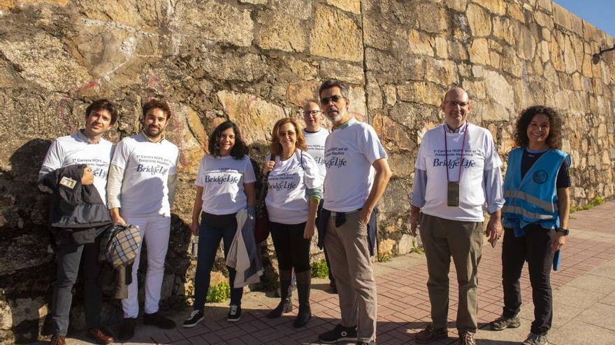 ‘Zancadas’ para promover la donación de órganos. El Paseo Marítimo de A Coruña fue escenario, ayer, de la I Carrera HOPE para promover la donación de órganos, organizada en el marco del 29º Congreso de la Sociedad Española de Trasplante Hepático (SETH), que se celebra, hasta mañana, en Palexco. La actividad sirvió, asimismo, para reconocer la labor de los profesionales involucrados en los trasplantes, y también a los pacientes trasplantados. En la imagen, un grupo de participantes en la I Carrera HOPE, con camisetas conmemorativas, junto al Dique de Abrigo coruñés.  | CASTELEIRO/ROLLER AGENCIA