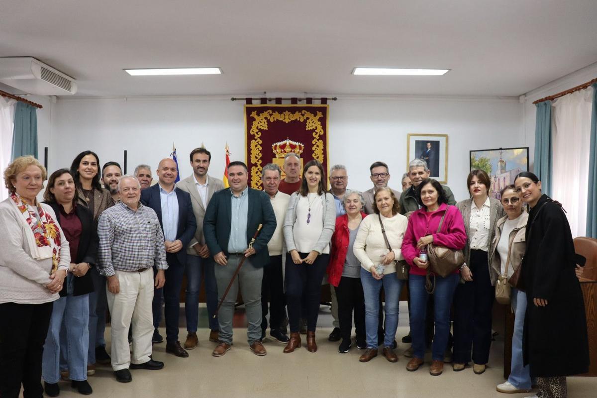 Cargos del PSOE junto al nuevo alcalde de Cardeña.