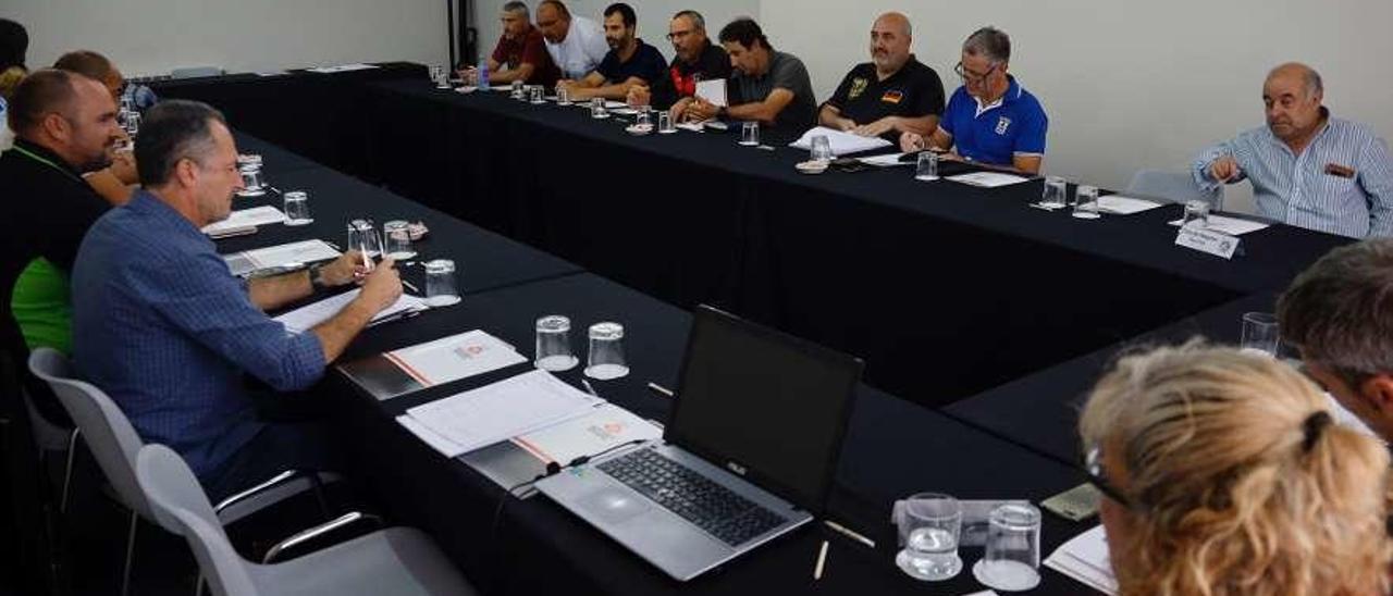 Representantes de los clubes, ayer, en la asamblea de la Asociación Liga Noroeste, en Santiago. // O.C.