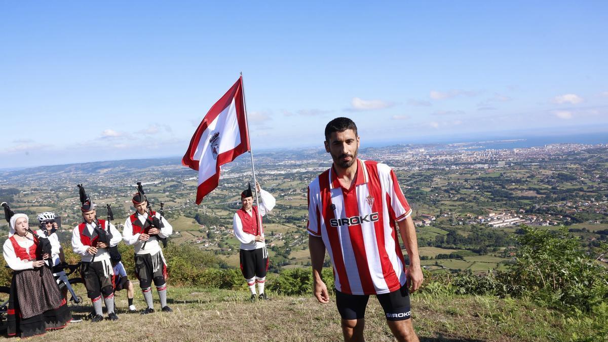 Así es la nueva camiseta del Sporting de Gijón: diseño clásico, tonos dorados, cambio de medias y una original presentación con Cote en el Pico El Sol