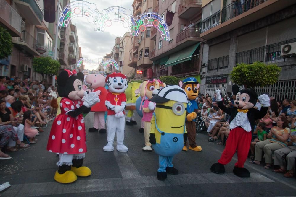 Desfile colorido de las comisiones en Elche