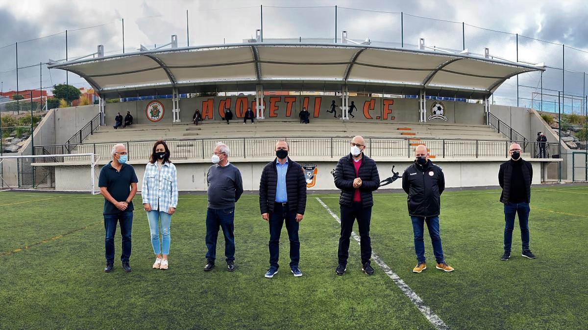 Estreno de la cubierta ayer de la nueva cubierta, con Augusto Hidalgo en el centro, antes de un partido de fútbol.