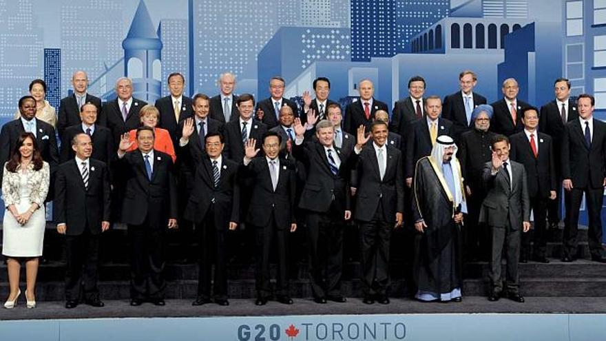 Los líderes del G20 saludan durante la foto de familia, ayer en Toronto.