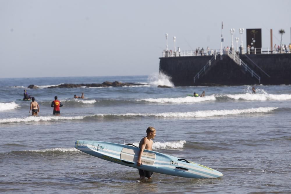 Jóvenes de salvamento en la playa