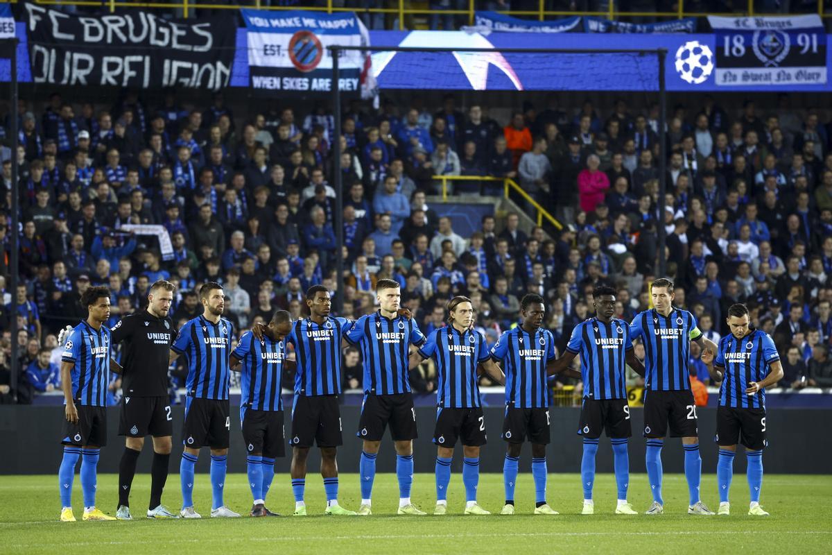 Bruges (Belgium), 04/10/2022.- Players of Brugge stand for a silence moment to remember the victims of Indonesia’s stadium tragedy before the UEFA Champions League group B soccer match between Club Brugge and Atletico Madrid in Bruges, Belgium, 04 October 2022. (Liga de Campeones, Bélgica, Brujas) EFE/EPA/Stephanie Lecocq