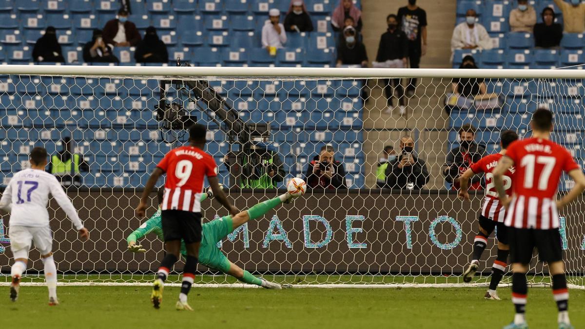 Courtois desvía con el pie el penalti lanzado por Raúl García.