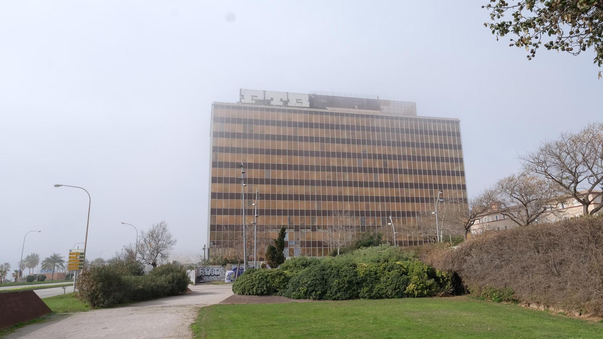 El tiempo en Mallorca: Así se ha visto la niebla que ha cubierto la bahía la primera línea de Palma