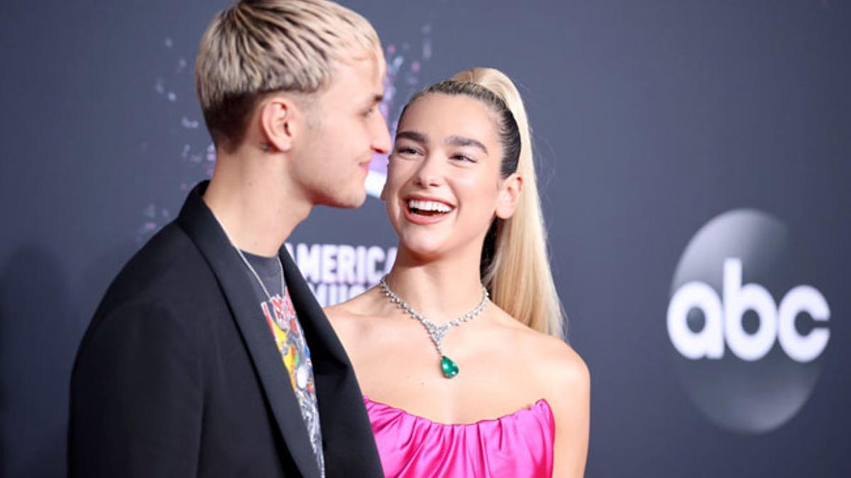 Anwar Hadid y Dua Lipa posan juntos por primera vez en los AMAs