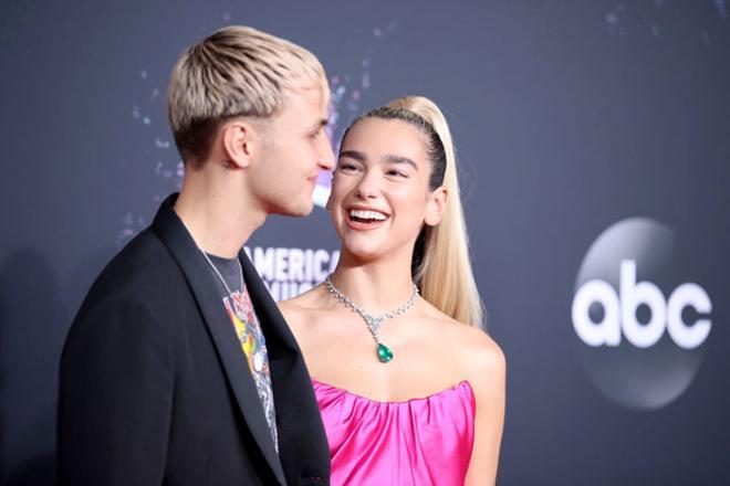 Anwar Hadid y Dua Lipa posan juntos por primera vez en los AMAs