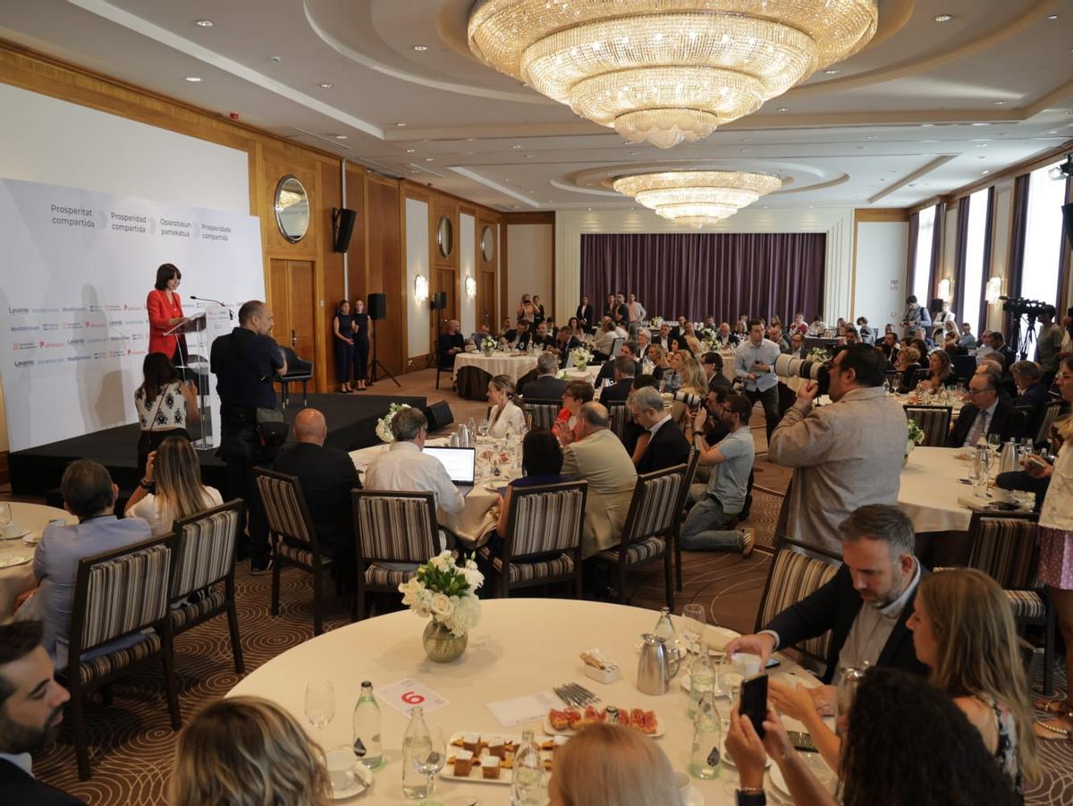 El desayuno informativo de Salvador Illa, en imágenes