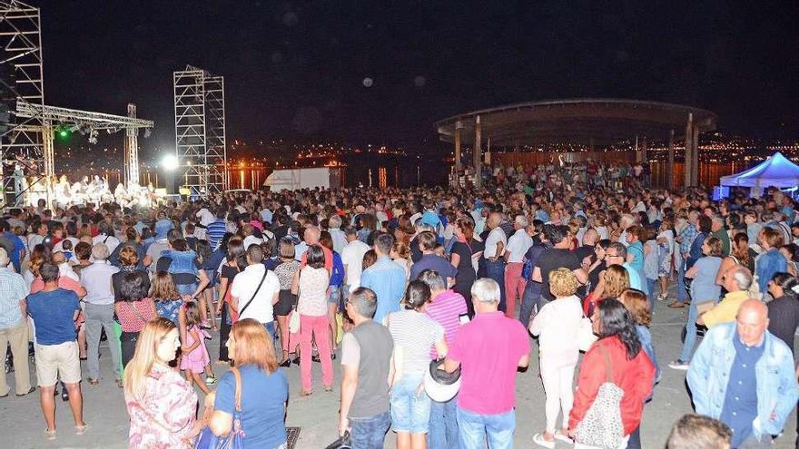 Un momento de la actuación de ayer de la orquesta Son de Seu. // Gonzalo Núñez