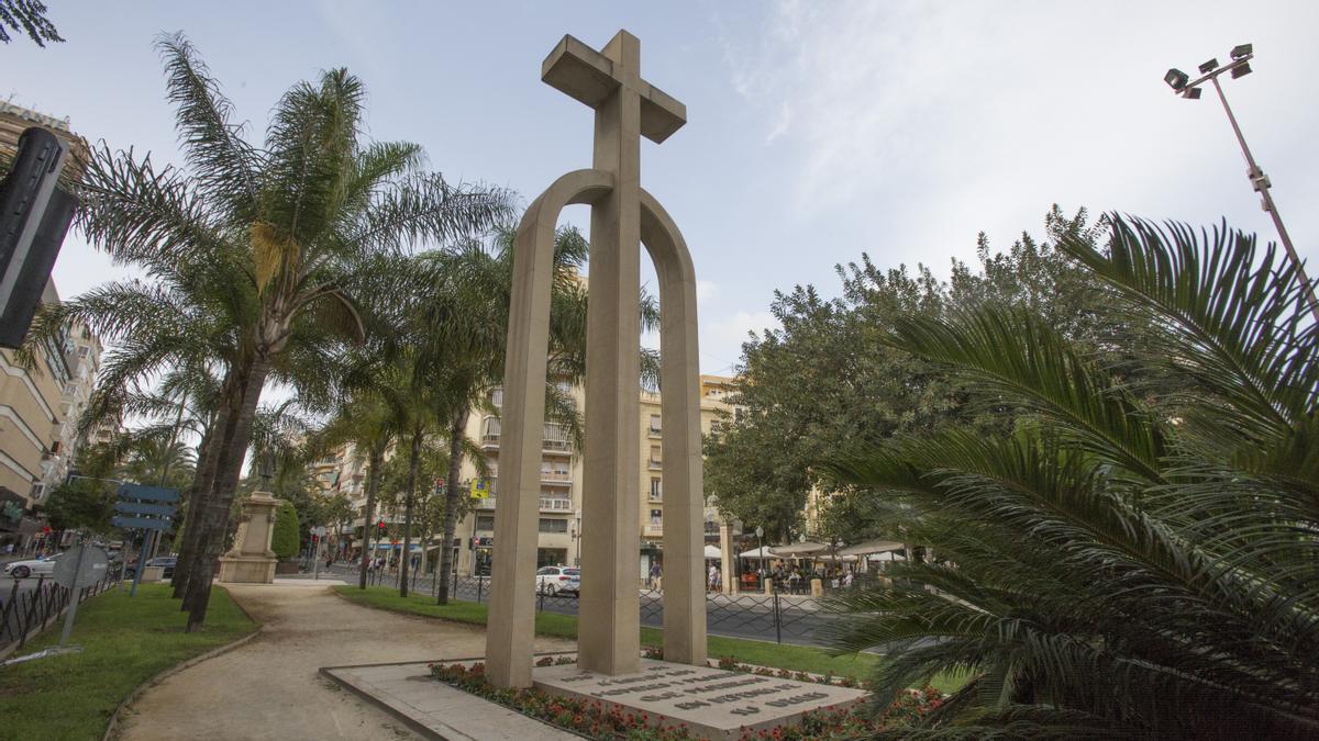La Cruz de los Caídos, en la intersección de  las avenidas Maisonnave y Gadea.