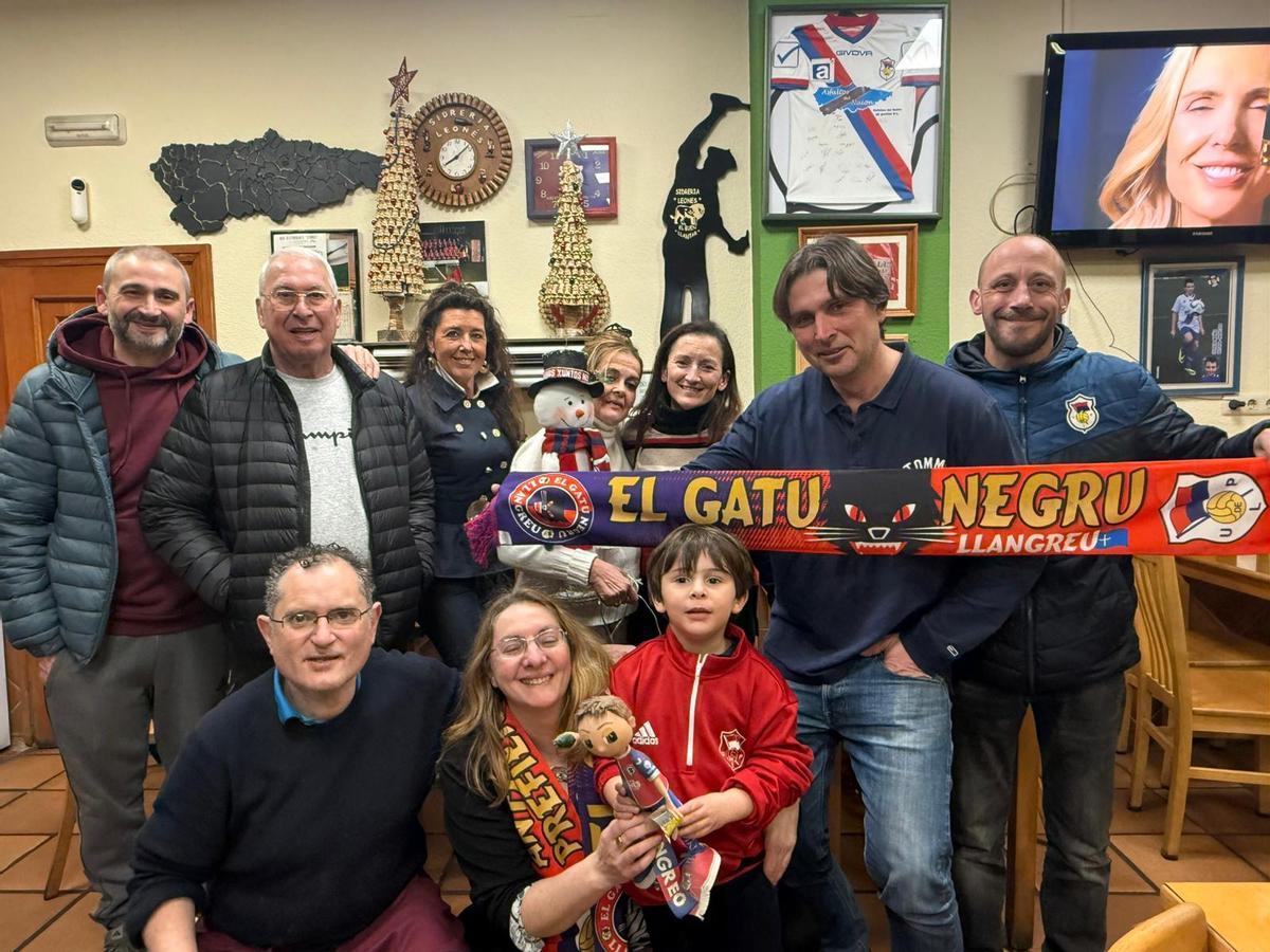 De izquierda a derecha, por arriba: Rubén Suárez, Agustín Suárez, Ana Urdangaray, Gloria Martínez, Julia Martínez, Alberto Rodríguez y Alberto Prada. Por abajo: Alberto Leal, Laura Hernández y Mario Rodríguez, ayer, en la Sidrería El Leonés.