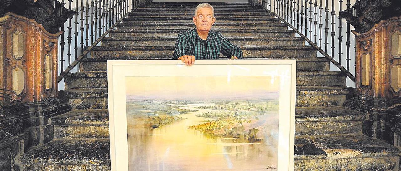 Nemesio Rubio posa con una de sus acuarelas en la Diputación, en una de sus exposiciones.