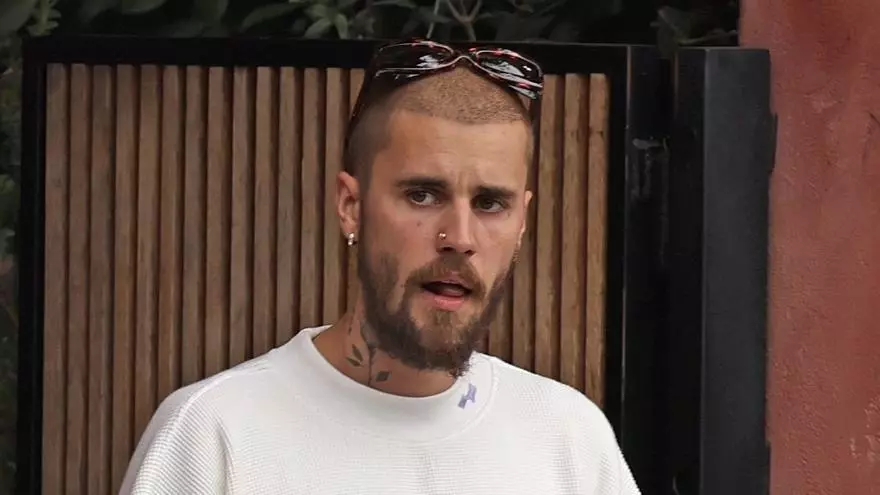 Justin Bieber y su curioso set en Coachella: del cenicero al elemento misterioso que da lugar a diversas teorías