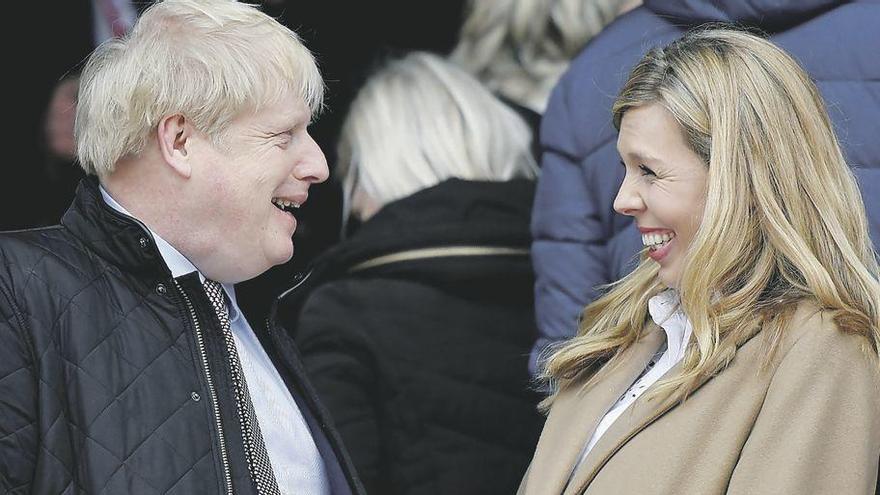 Boris Johnson y Carrie Symonds, felices papás. // Reuters