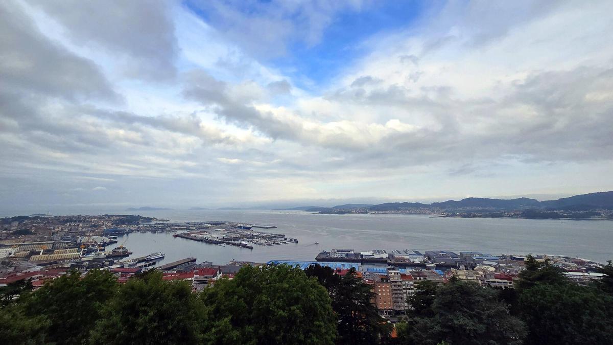 Vista de la Ría de Vigo, con las Islas Cíes al fondo, a la izquierda el puerto y a la derecha, O Morrazo.