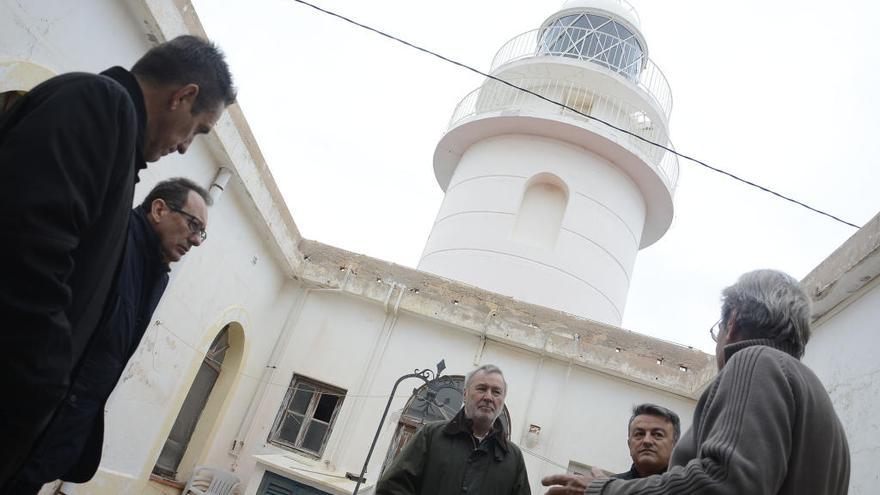 Los responsables de la Autoridad Portuaria y el alcalde, en el faro del cabo de Sant Antoni.