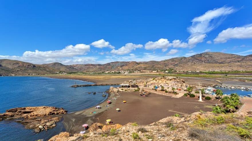 Solo en una playa de la Región ondea la bandera roja este domingo