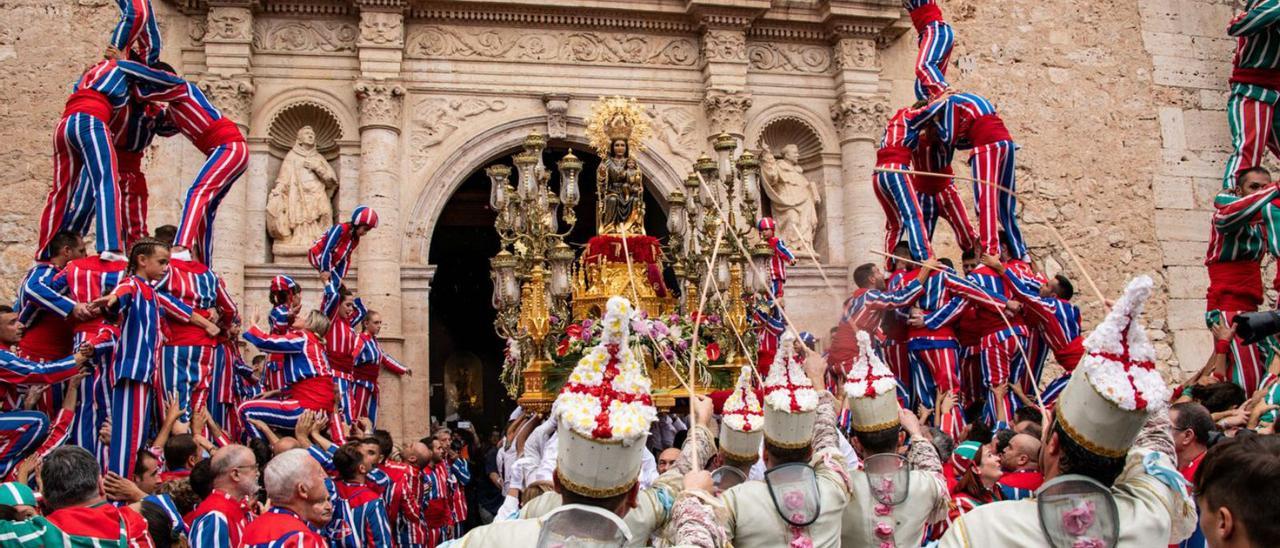 La Mare de Déu de la Salut, acompañada por los bailes de la Festa, antes de entrar en la basílica. | XIMO FERRER