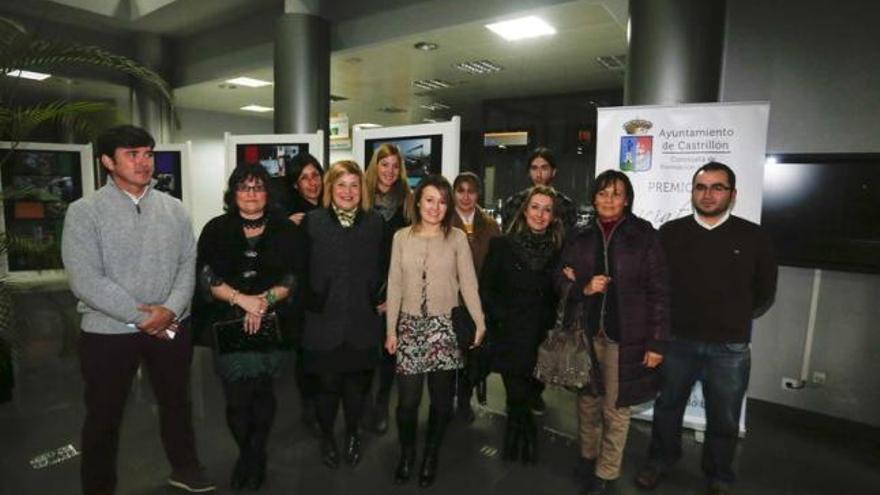 Por la izquierda Guillermo González y Nuria Luaces con el resto de los finalistas, ayer en el Ayuntamiento.