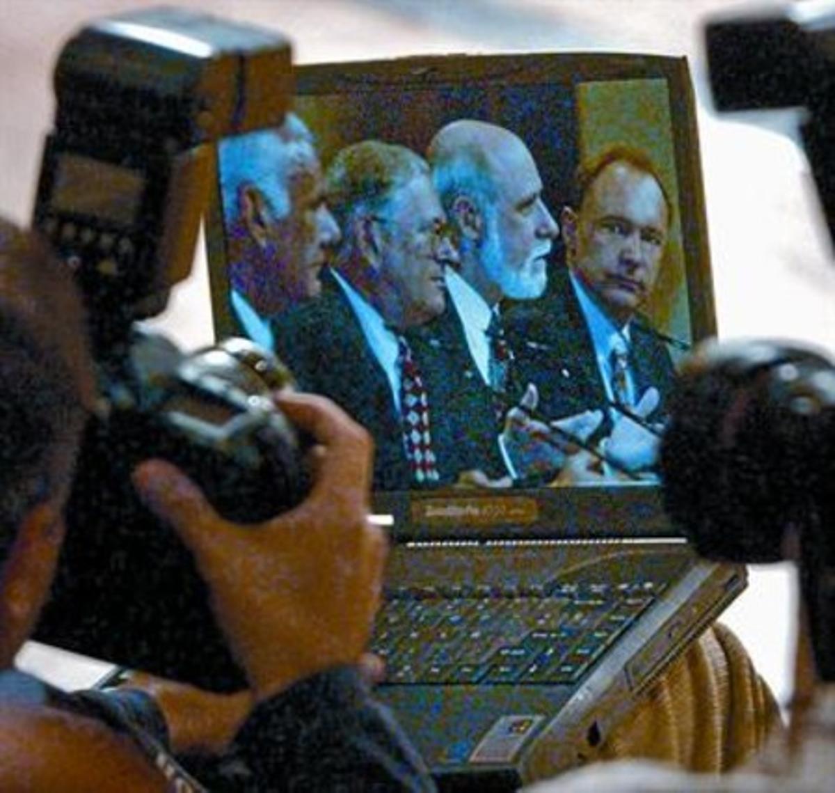 Kahn, Cerf i Berners-Lee, quatre dels pioners d’internet, abans de recollir el Príncep d’Astúries del 2002. Kahn, Cerf i Berners-Lee, quatre dels pioners d’internet, abans de recollir el Príncep d’Astúries del 2002.