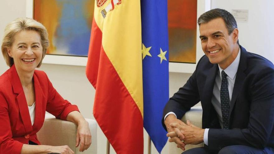 La presidenta de la Comisión Europea, Ursula von der Leyen, con Pedro Sánchez.