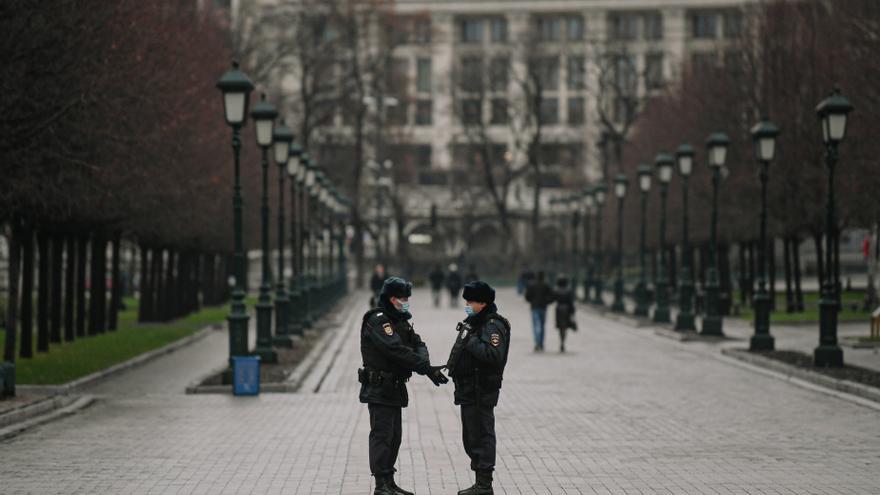 Policías con mascarilla en Moscú.