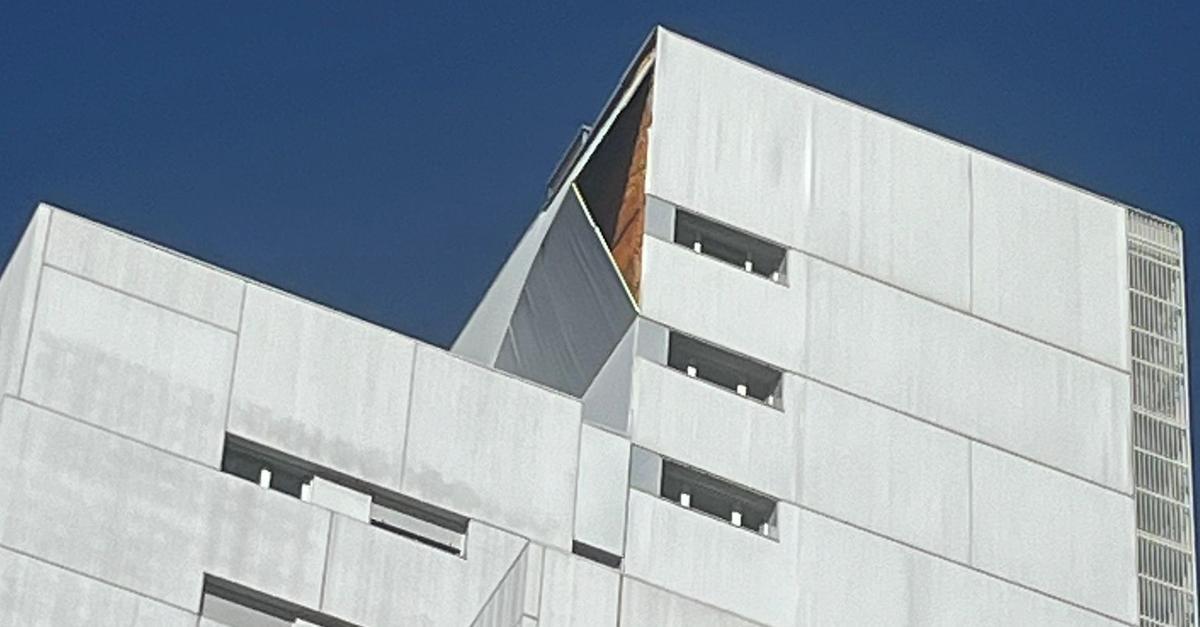 Las placas descolgadas de la fachada en el último piso en un edificio de Parc Central de más de quince alturas.