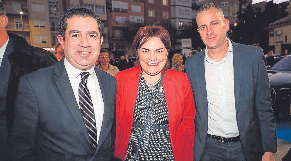El alcalde de Alcoy, Toni Francés, la diputada nacional alcoyana del PSOE Patricia Blanquer y el concejal de Educación de Alcoy, Alberto Belda, en la Gala de los «Importantes» de INFORMACIÓN celebrada el jueves por la noche en el Auditorio de la Diputación de Alicante.