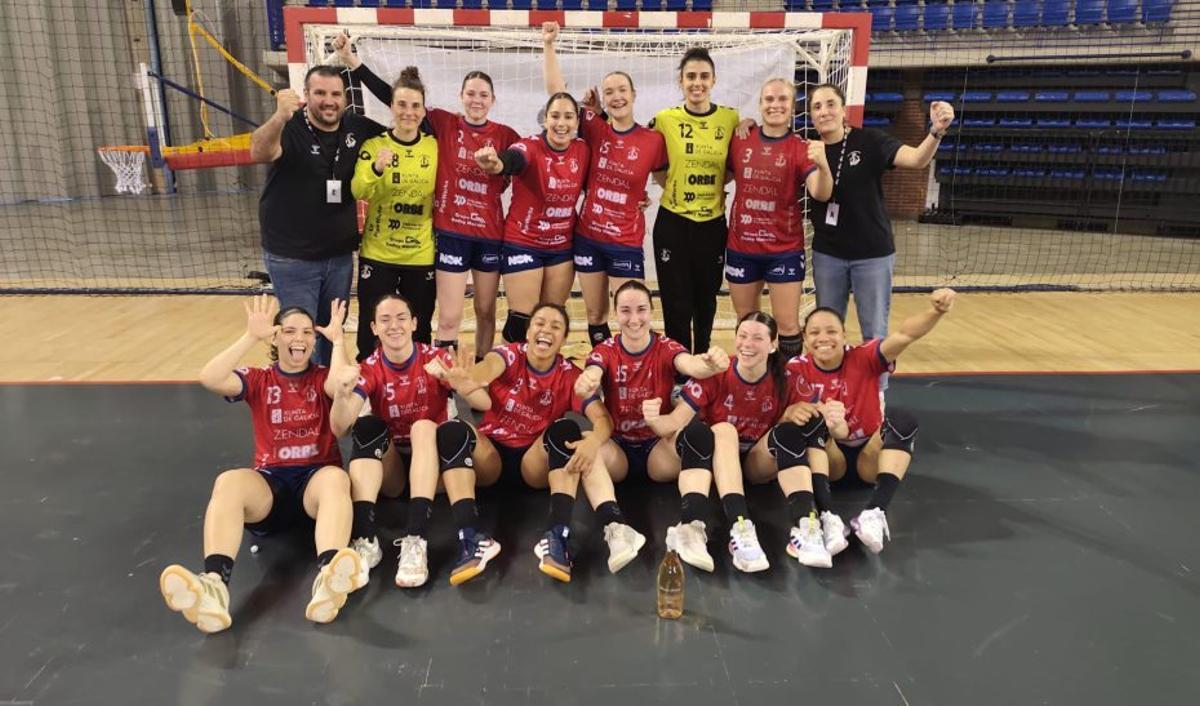 Las jugadoras del Porriño celebran la victoria. | BALONMÁN PORRIÑO