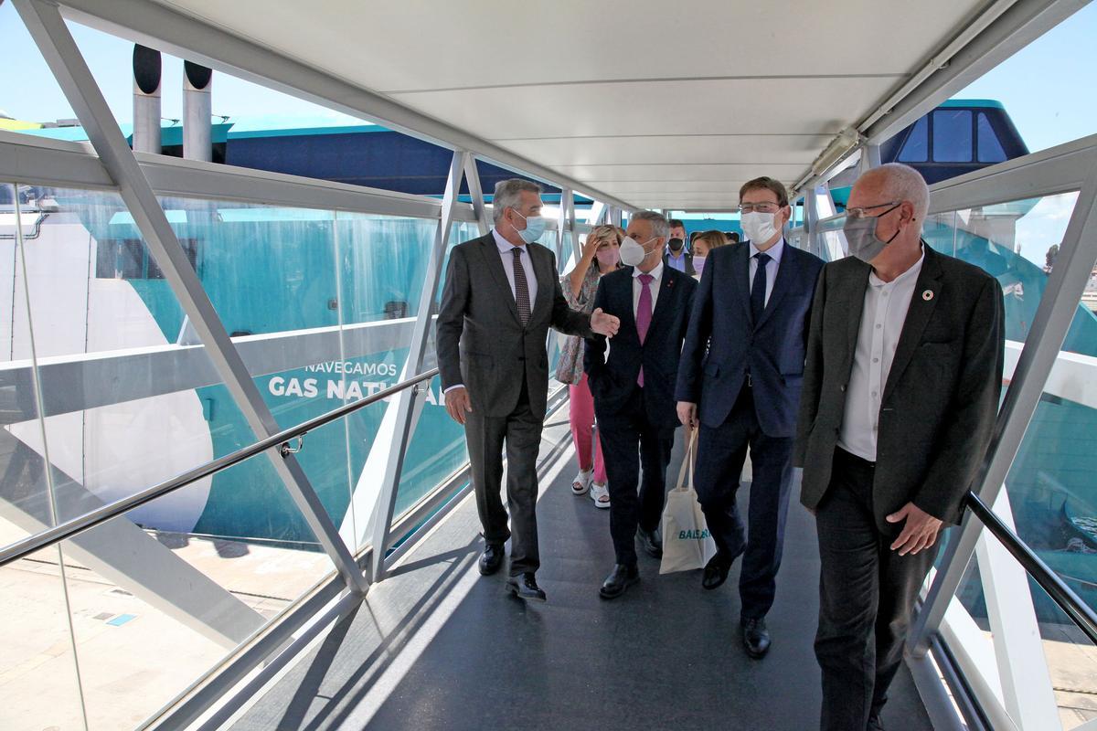 La comitiva durante la visita al ferry Eleanor Roosevelt