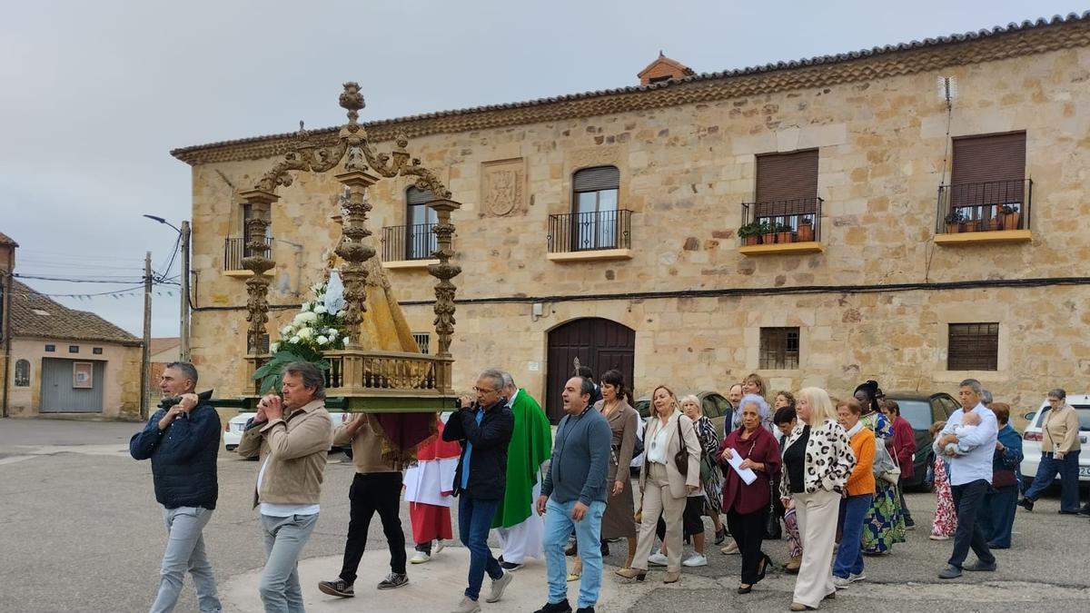La devoción a la Virgen del Rosario sale a las calles de El Perdigón
