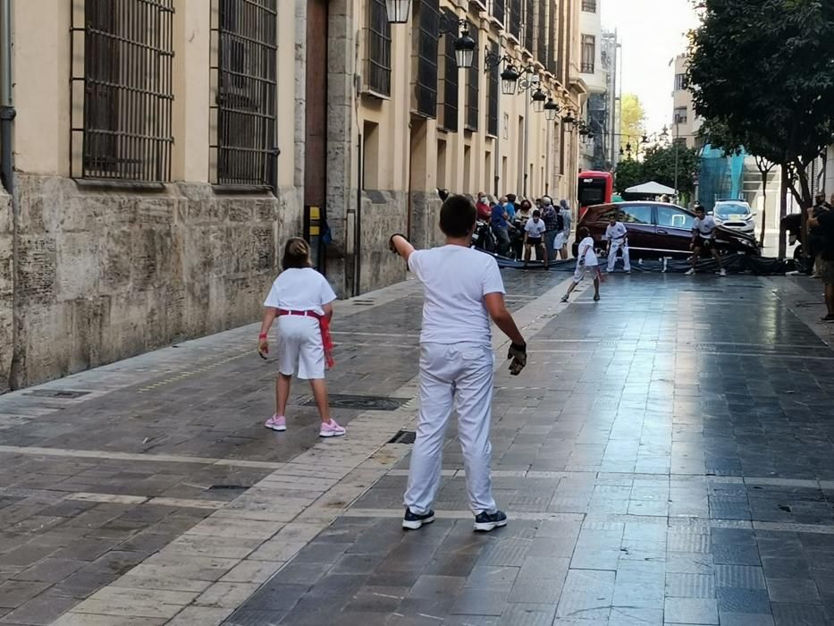 Las fallas infantiles recuperan la pilota valenciana en la calle del ayuntamiento