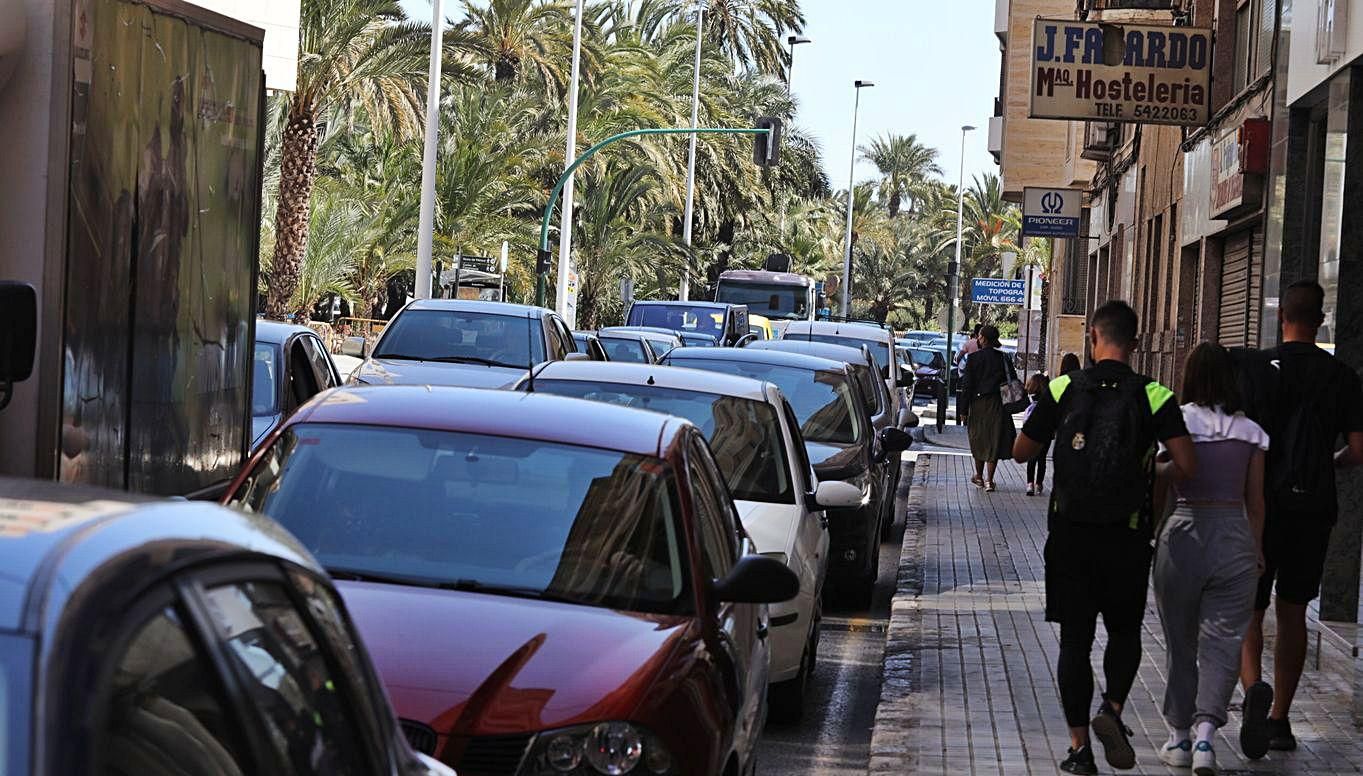 Atascos ocasionados ayer en algunas de las calles del centro de Elche como consecuencia de los trabajos de asfaltado que se van a realizar durante toda la semana.