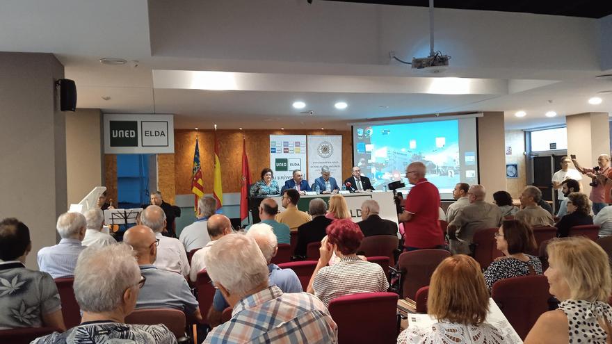 Mari Carmen Rico abre el curso de la UNED en Elda reivindicando la importancia de «ser de pueblo»