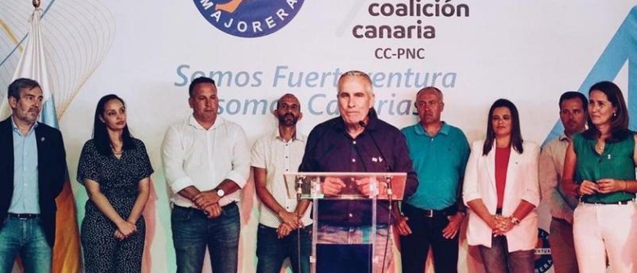 Mario Cabrera interviene en un acto de Coalición Canaria. A la derecha, atiende atenta Lola García, vicepresidenta insular.