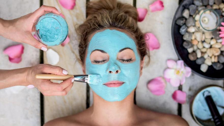 Una mujer haciéndose un tratamiento facial.