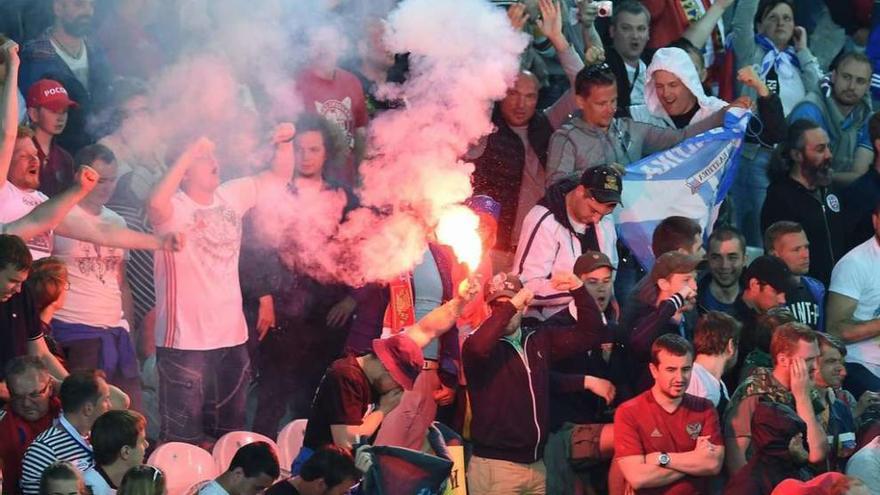 Aficionados rusos con bengalas en el partido de ayer ante Eslovaquia.