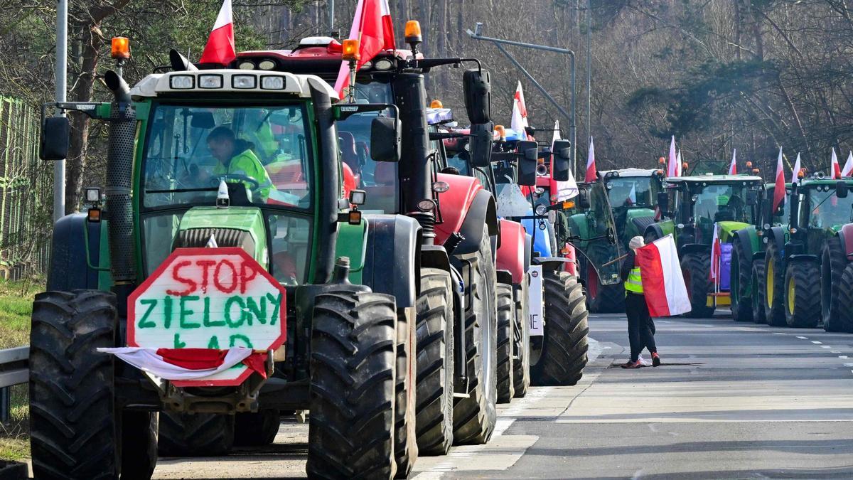 Los agricultores que protestaban y sus tractores (el cartel dice &quot;detener la orden verde&quot;) bloquean la autopista A12 entre Slubice en Polonia y Frankfurt (Oder) a lo largo del río Oder en el este de Alemania