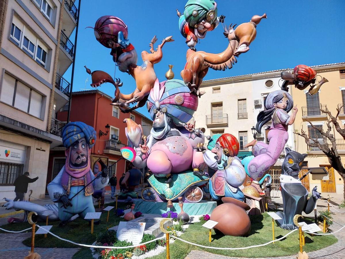 La falla de Creu Julià Ribera lleva la firma de Juane Cortell.