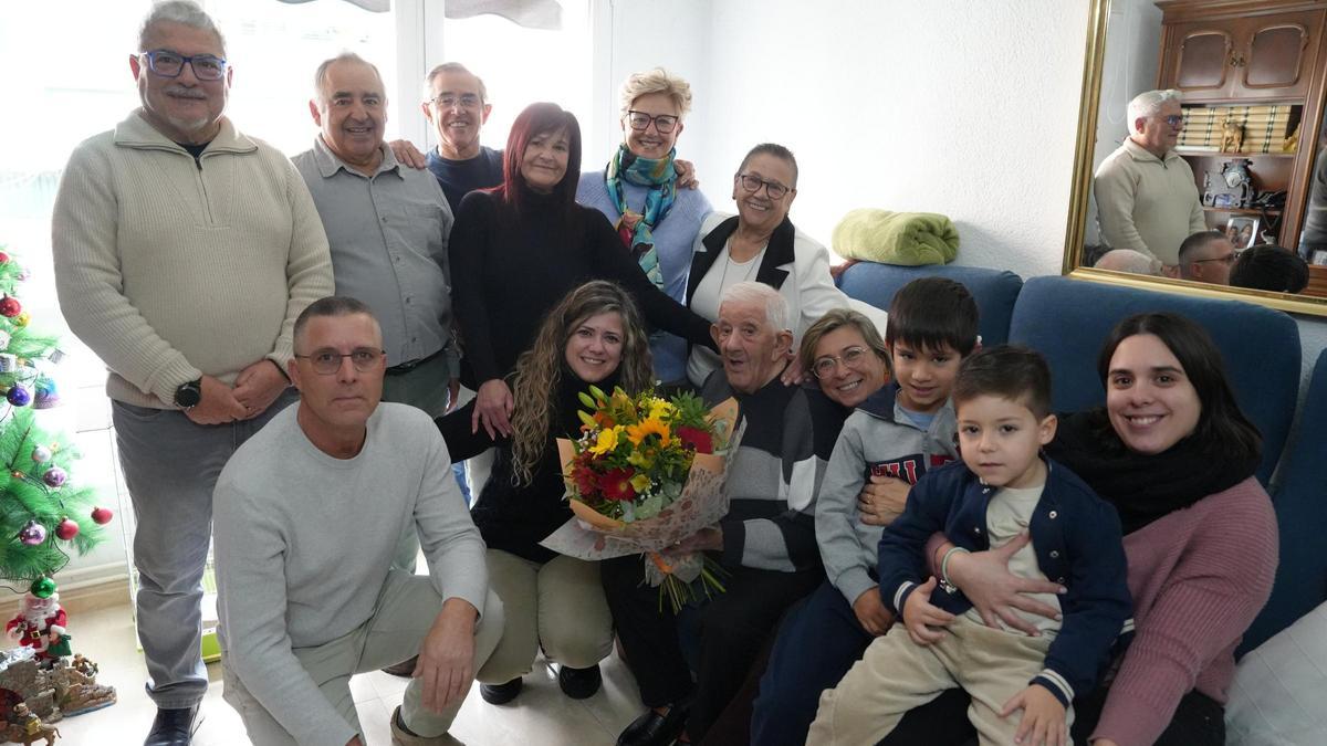 Jeronimo Muñoz amb la família i la regidora.