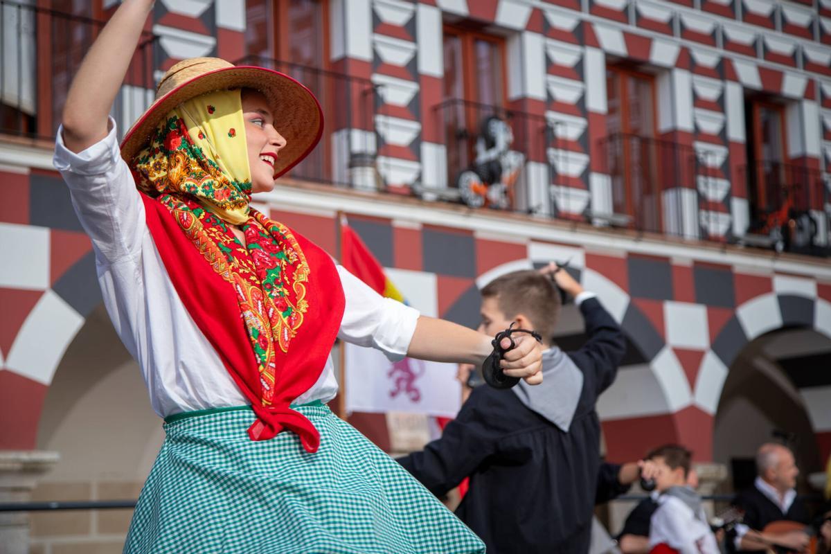 El folklore infantil toma la Plaza Alta de Badajoz