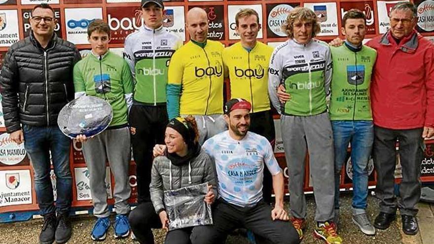 Podio final en Manacor ayer de la Challenge de Primavera-Cafés Bay con Sebastià Vila y Jordi Mulet con sus maillots amarillos.