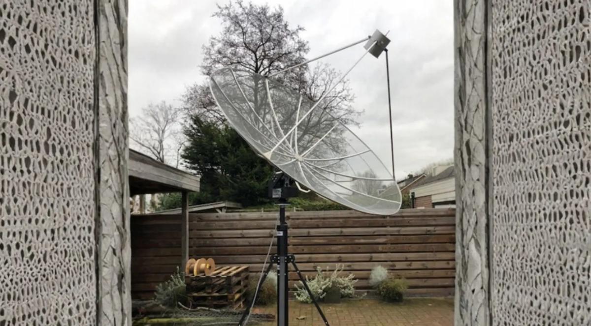 Una de las antenas instaladas en la Universidad de Sevilla para hacer seguimiento de la misión Artemis a la Luna.