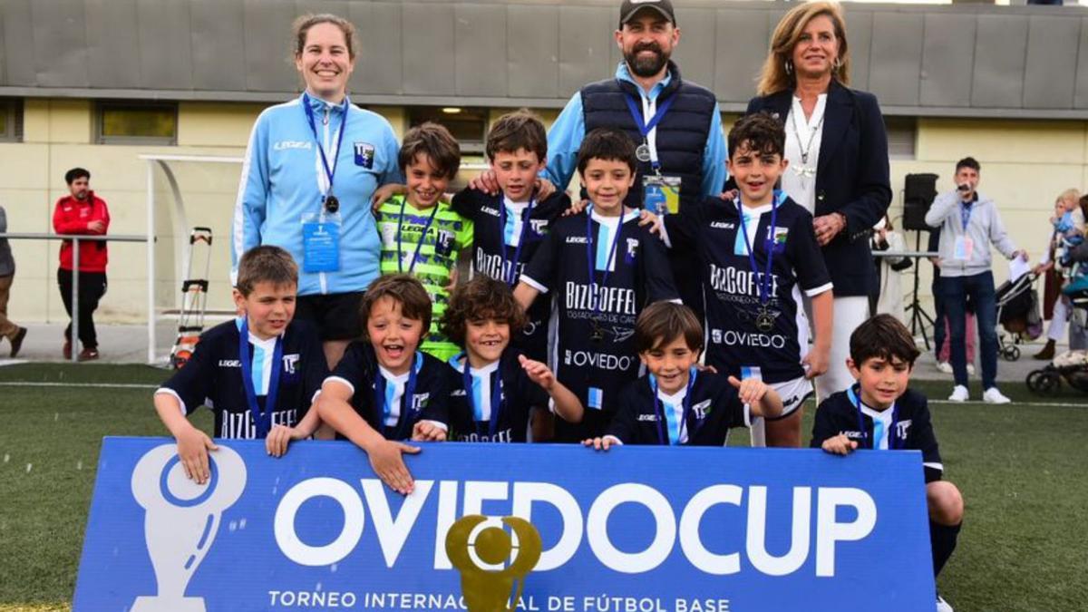 Un jugador del Zaragoza lanza un penalti durante la final sub-14. | |   OVIEDO CUP